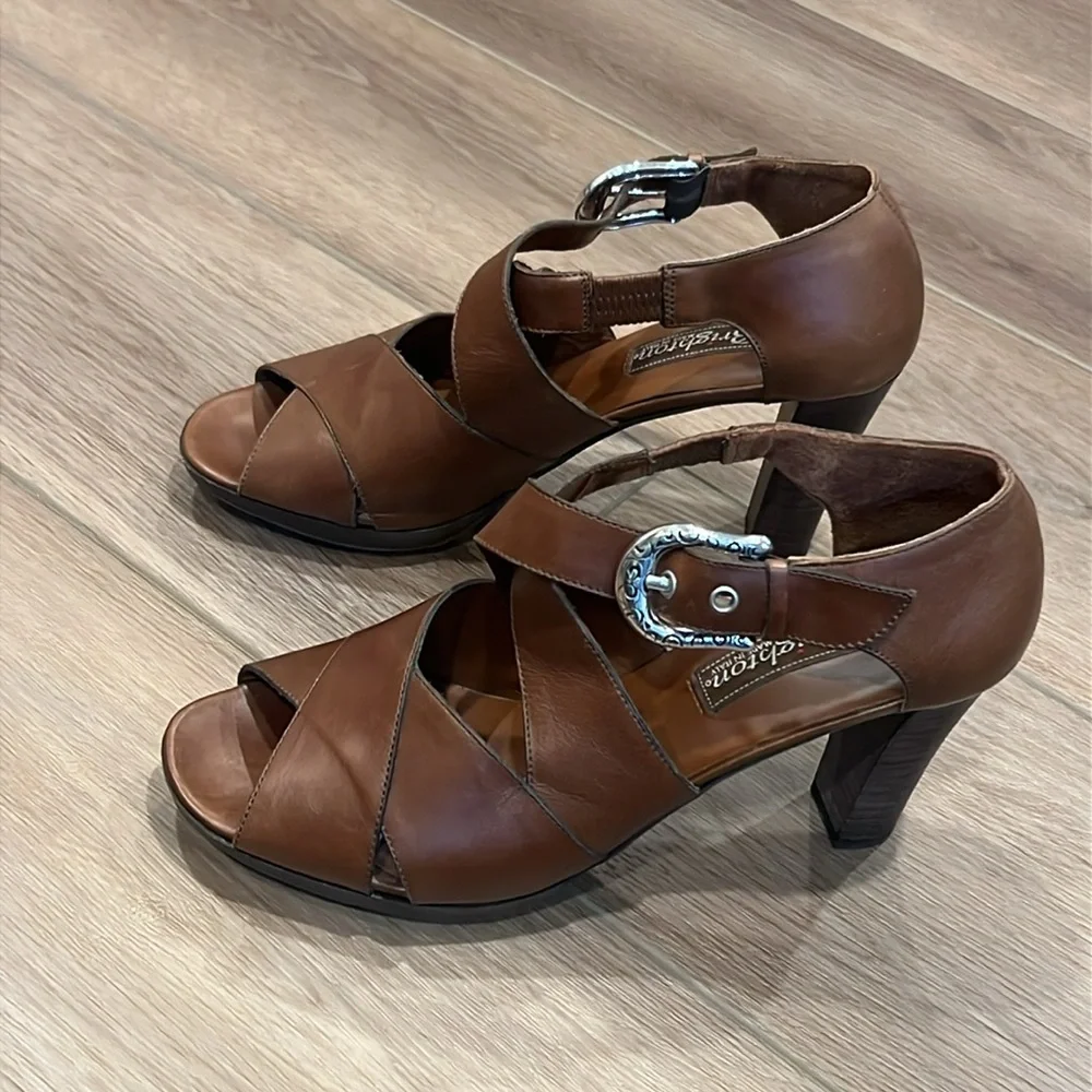 Brighton Vogue Brown Leather Heels with Crisscross design Silver Buckles Size 8M